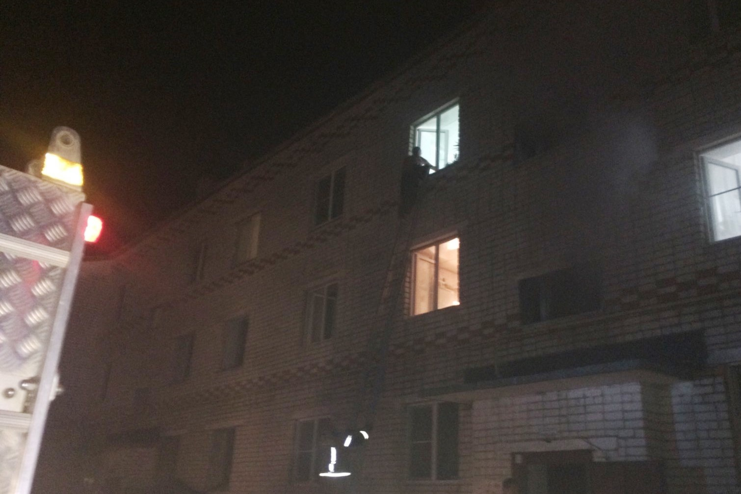 В Мариинском Посаде пожарные с помощью лестниц эвакуировали людей из горящего здания