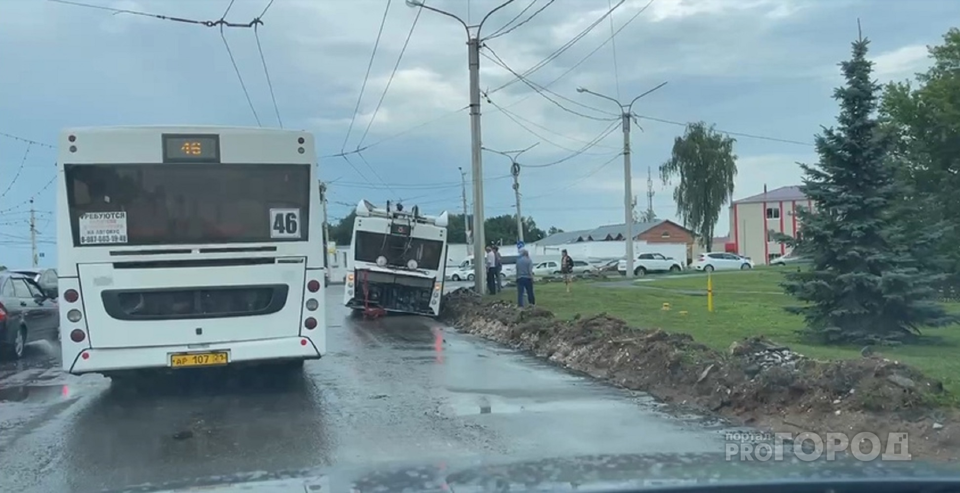 В Чебоксарах троллейбус № 8 провалился в ров, который сделали дорожники