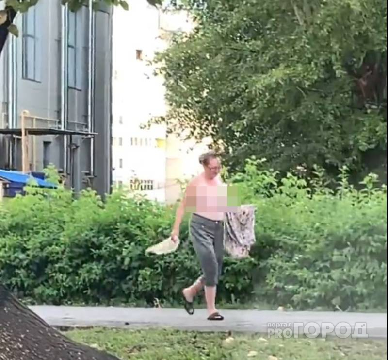Женщина с обнаженной грудью гуляла по улицам Чебоксар: последствия жары?