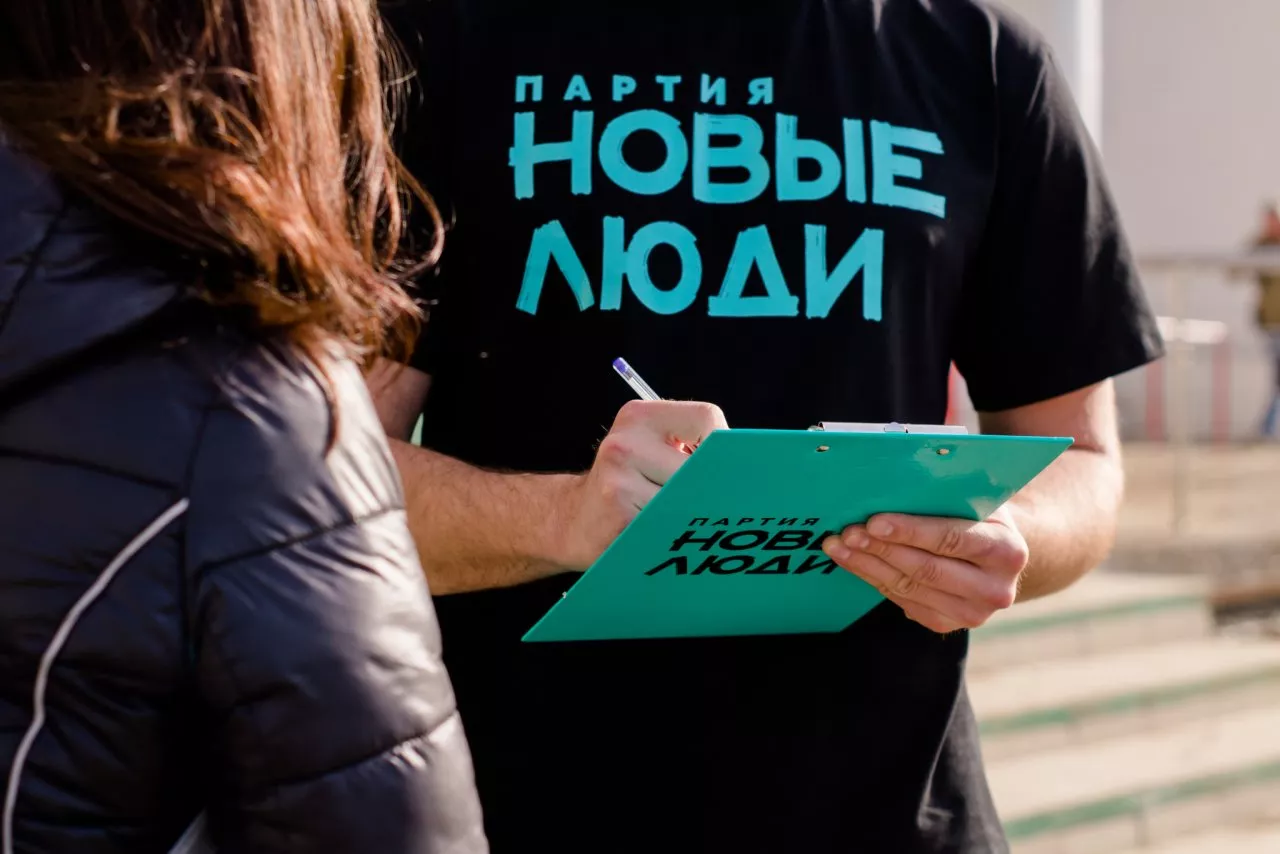 Фото к статье: Жители Чувашии ставят подписи в поддержку кандидатов партии «Новые люди»