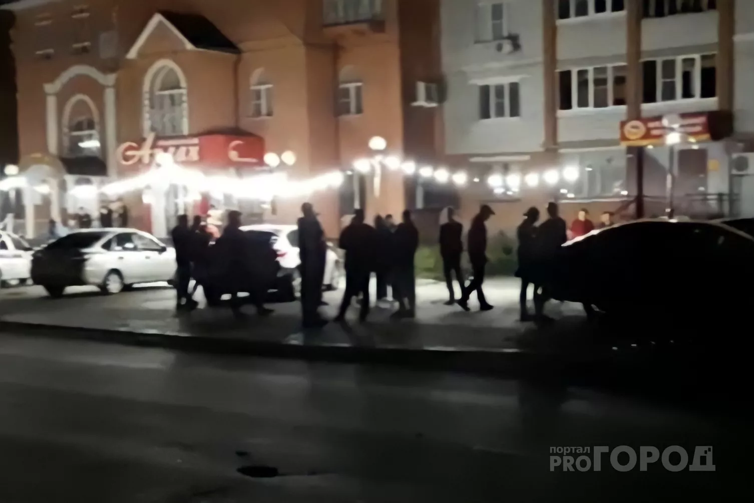 Фото к статье: В Канаше легковушка влетела на парковку и повредила несколько авто