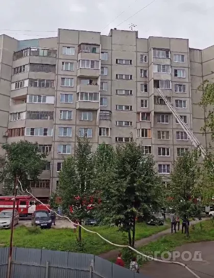 Фото к статье: На Тракторостроителей горит квартира: жители покидают здание