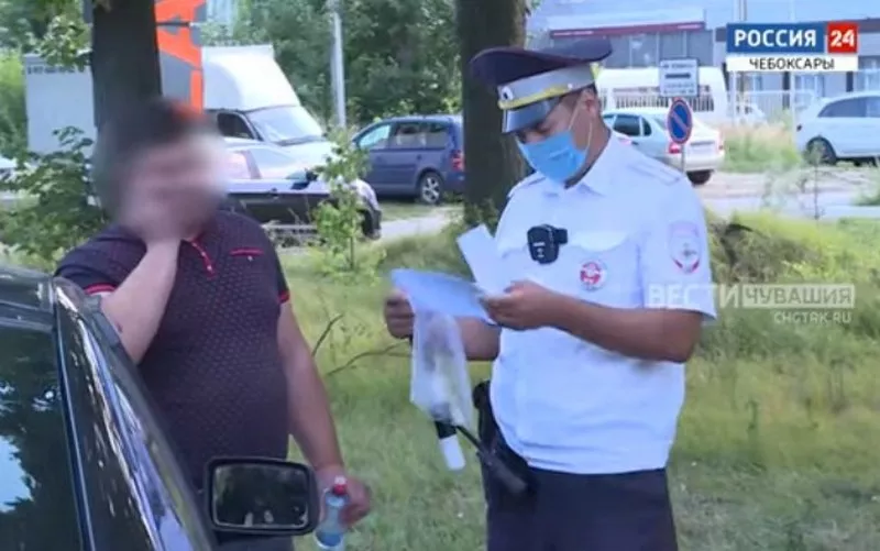 Фото к статье: В час пик на Канашском шоссе ловили должников: другу приехал помочь мужчина, и они вдвоем остались без машин