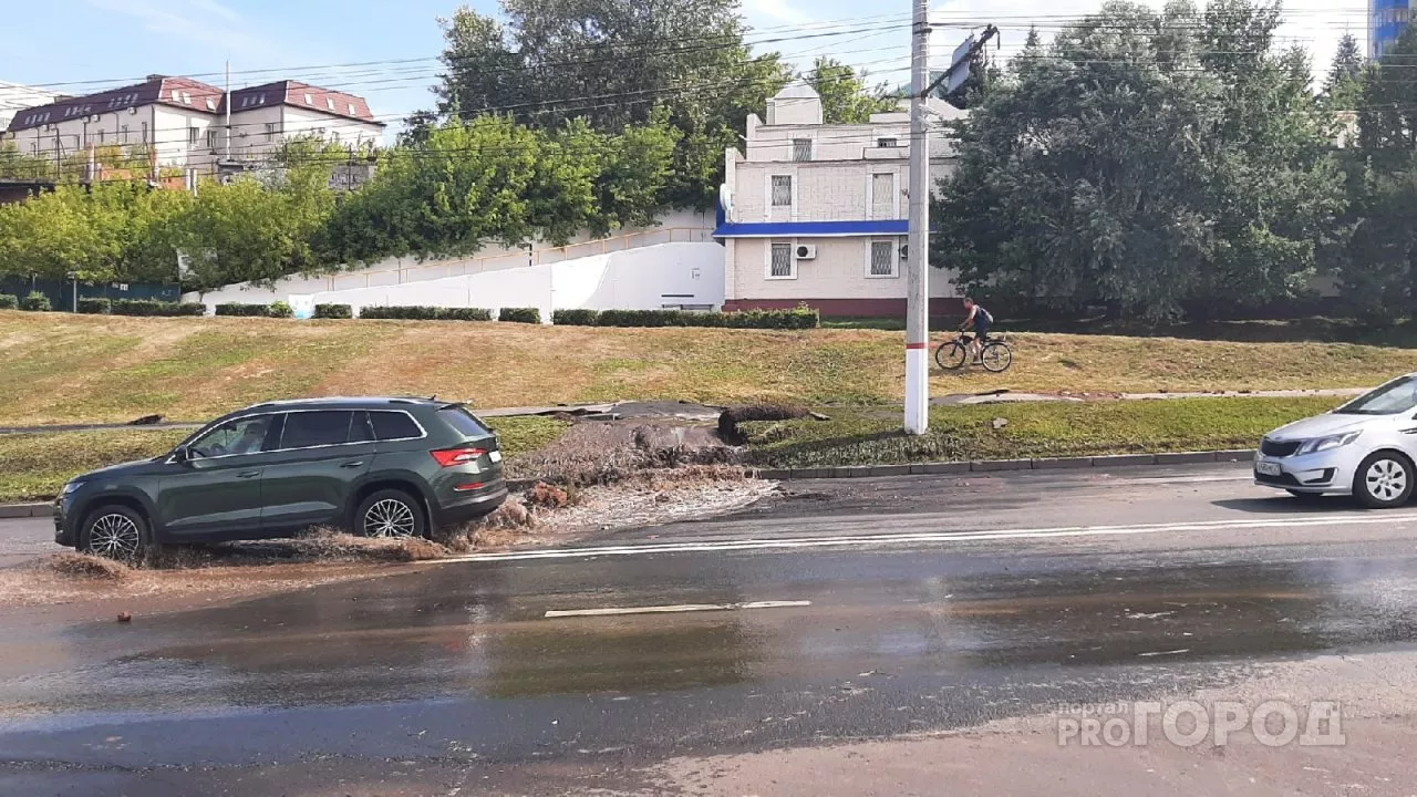 Фото к статье: В Чебоксарах прорвало трубу на Президентском бульваре