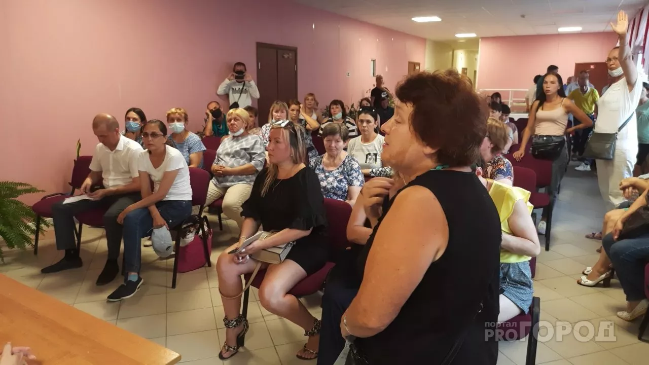 Фото к статье: Погорельцы встретились с властями Новочебоксарска: "Вы нам должны материальную помощь выплатить!"