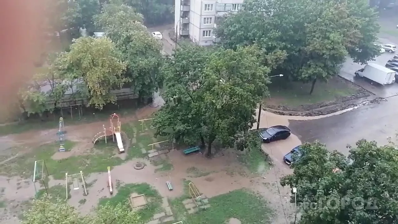Фото к статье: В Новоюжном районе прямо во дворе образовалось озеро