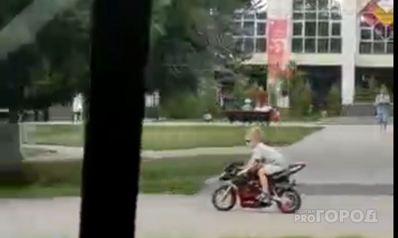 Ребенок на маленьком мотоцикле мчался по тротуару со скоростью маршрутки в Чебоксарах
