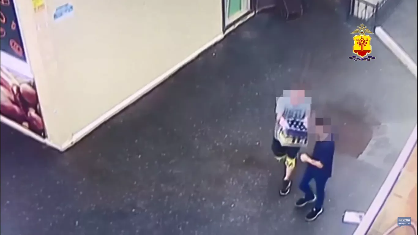 Фото к статье: Дерзкая кража из новочебоксарского кафе попала на видео: "Одним рывком открыли запертую дверь"