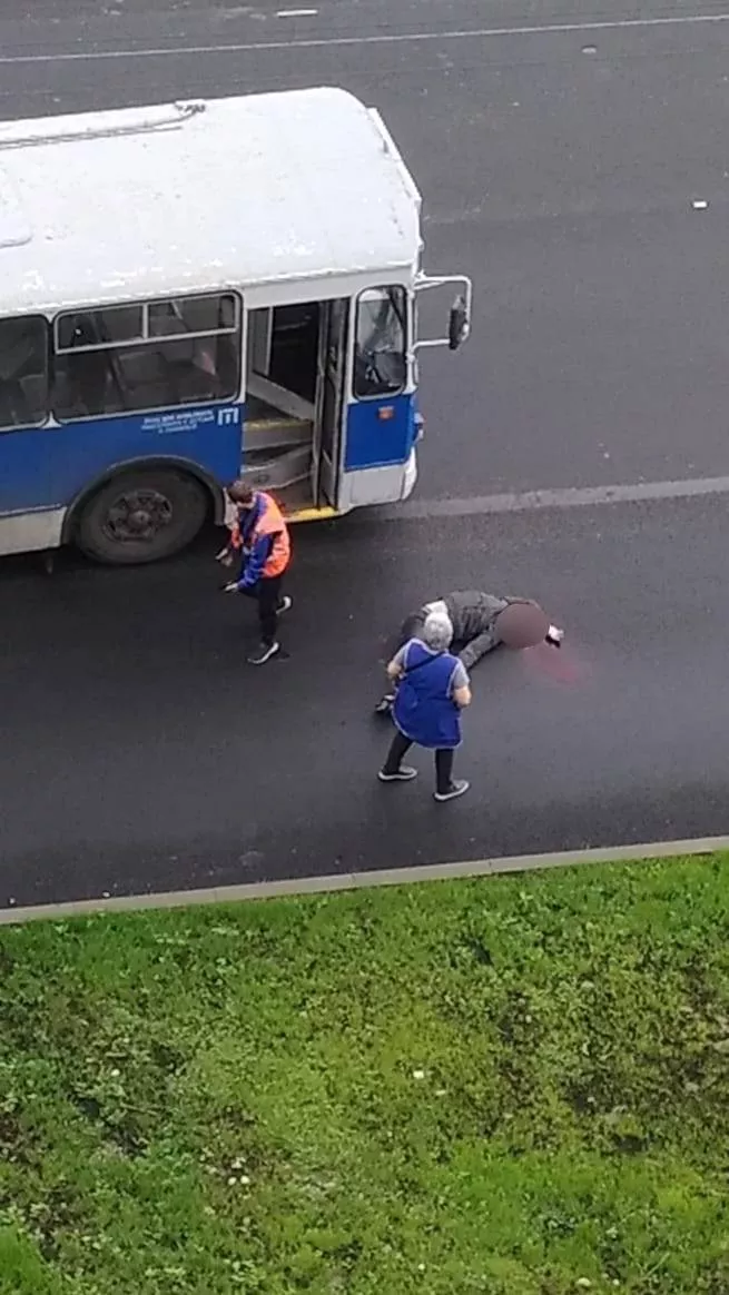 Фото к статье: В Чебоксарах мужчина попал под колеса троллейбуса: "Увезли в тяжелом состоянии на автомобиле реанимации"