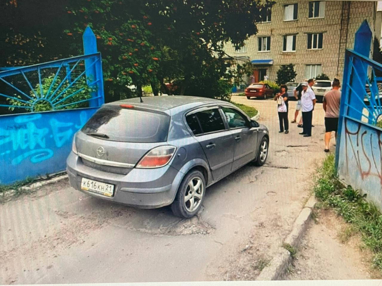 В Новочебоксарске машина сбила ребенка у роддома: мальчик внезапно выбежал перед легковушкой
