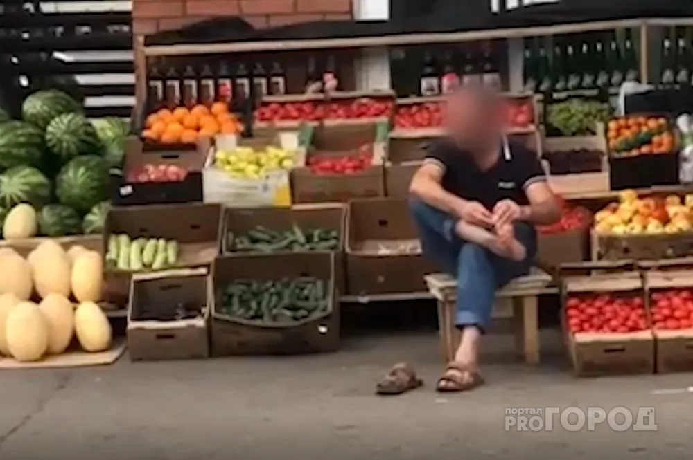 Фото к статье: Продавец овощей удивил прохожих своими действиями: “Он ковырялся в ногтях и между пальцами ног”