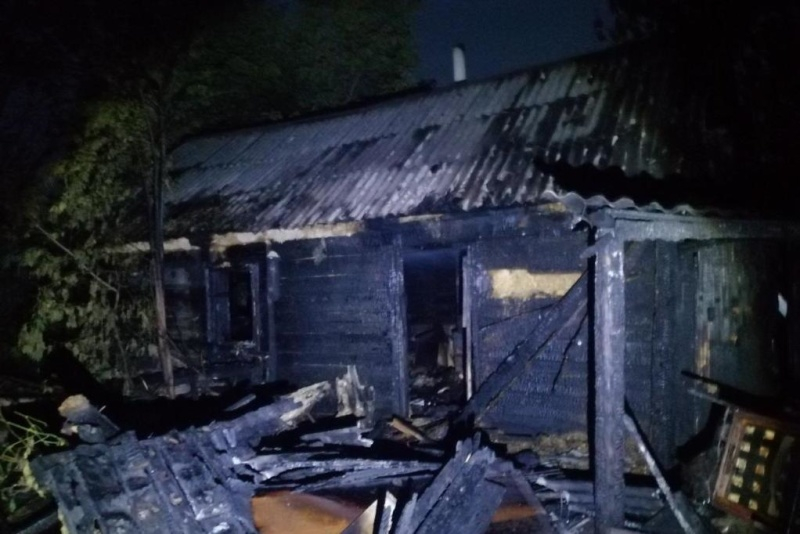 В Чебоксарах мужчина пострадал, когда пытался потушить свой дом