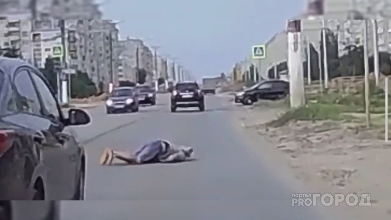 В Чебоксарах мужчину сбила иномарка: от удара он отлетел на несколько метров
