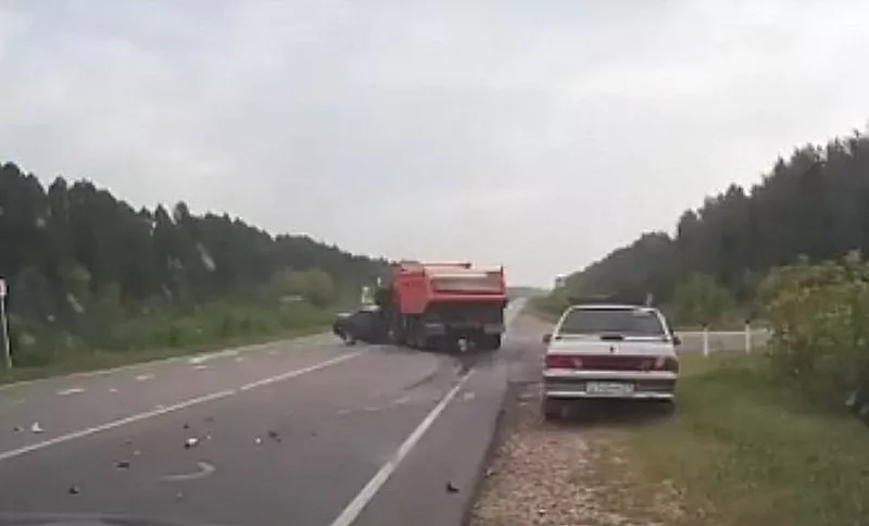 Фото к статье: Появилось видео столкновения двух КамАЗов с легковушкой в Мариинско-Посадском районе
