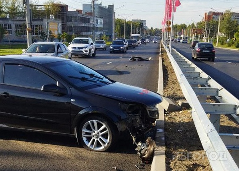 В районе "МТВ-Центра" Opel врезался в отбойник: водителя увезла скорая