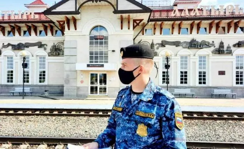 Фото к статье: Должник сошел с поезда, а его поджидали приставы: "Зарплата маленькая, содержу вторую семью"