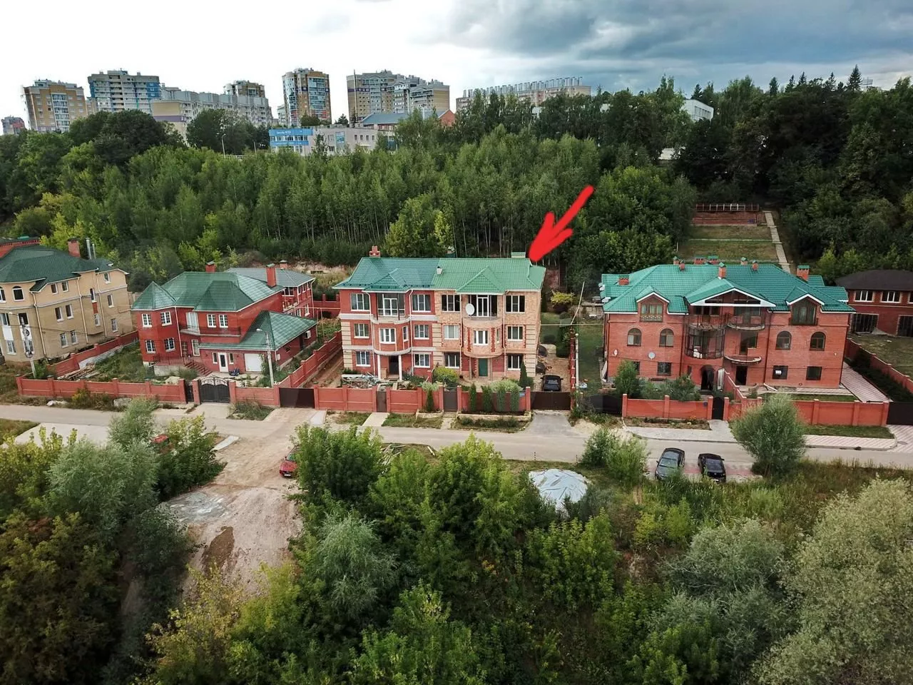 Фото к статье: 5-комнатная квартира в элитном районе Чебоксар с камином и финской сауной: есть сад с виноградниками и роща