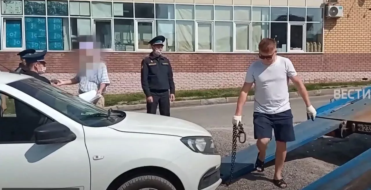 Фото к статье: Чебоксарец приехал к приставам узнать, почему заблокировали его счета, и остался без машины