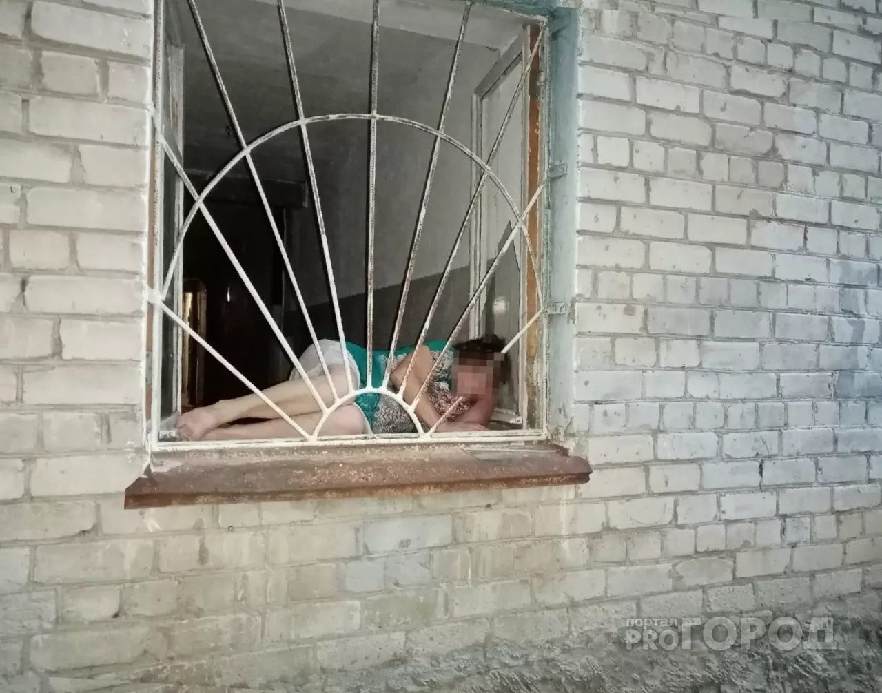 Фото к статье: В Новочебоксарске горожанка спасалась от жары на подоконнике общего коридора
