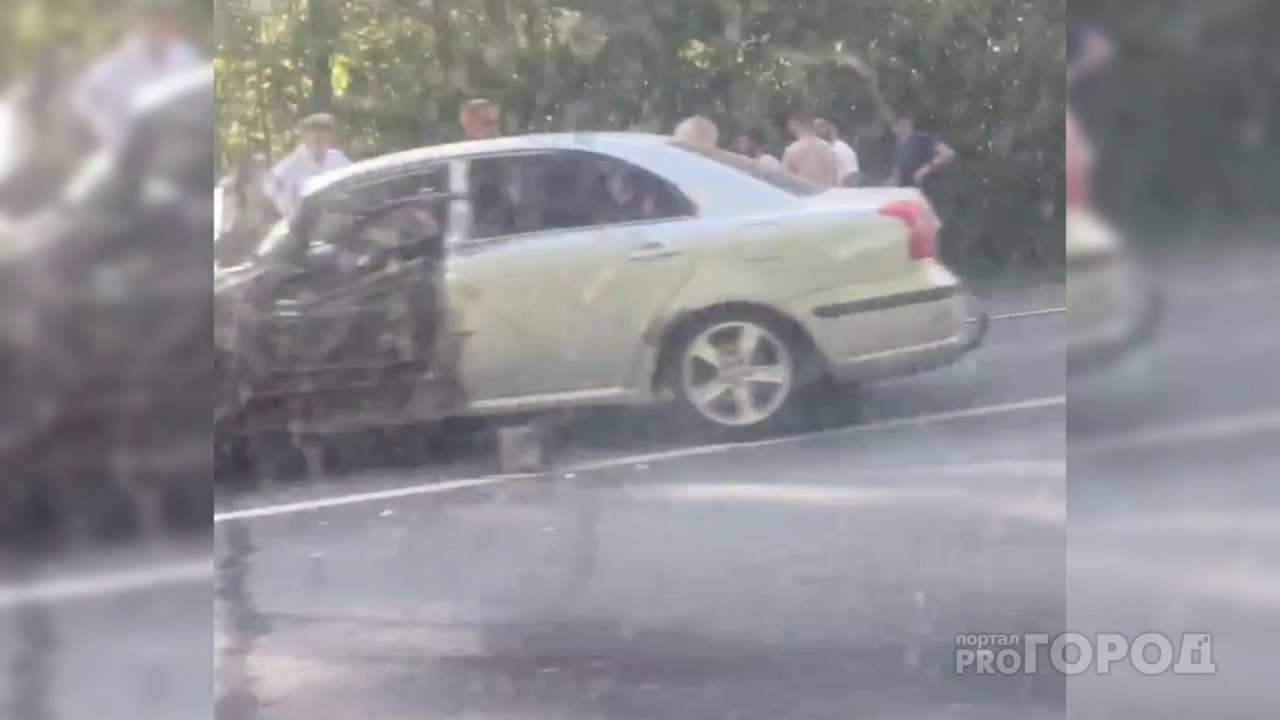 В Чувашии четыре машины попали в аварию: "Водителя на скорой увезли, а пассажира доставали и не могли - зажало его"