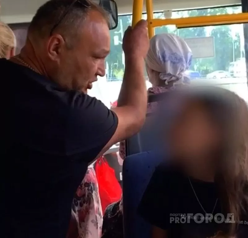 Фото к статье: Пассажиры автобуса накинулись на 14-летнюю девочку за то, что она ехала на месте, где обычно сидят бабушки