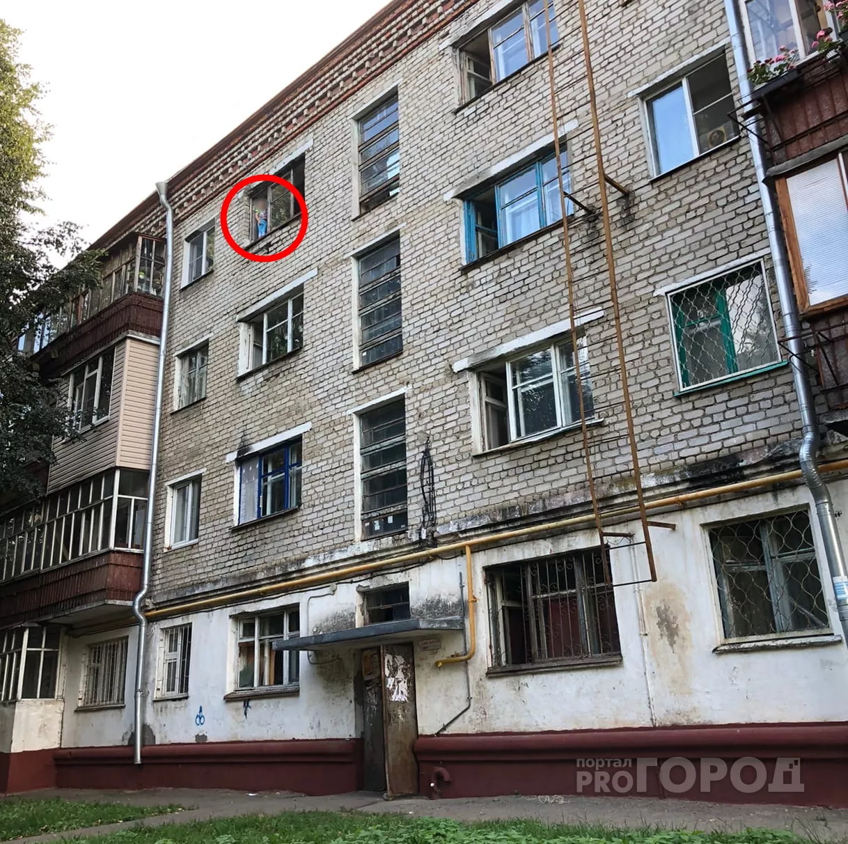 Фото к статье: В Новочебоксарске за один день три ребенка едва не вывалились из окон квартир