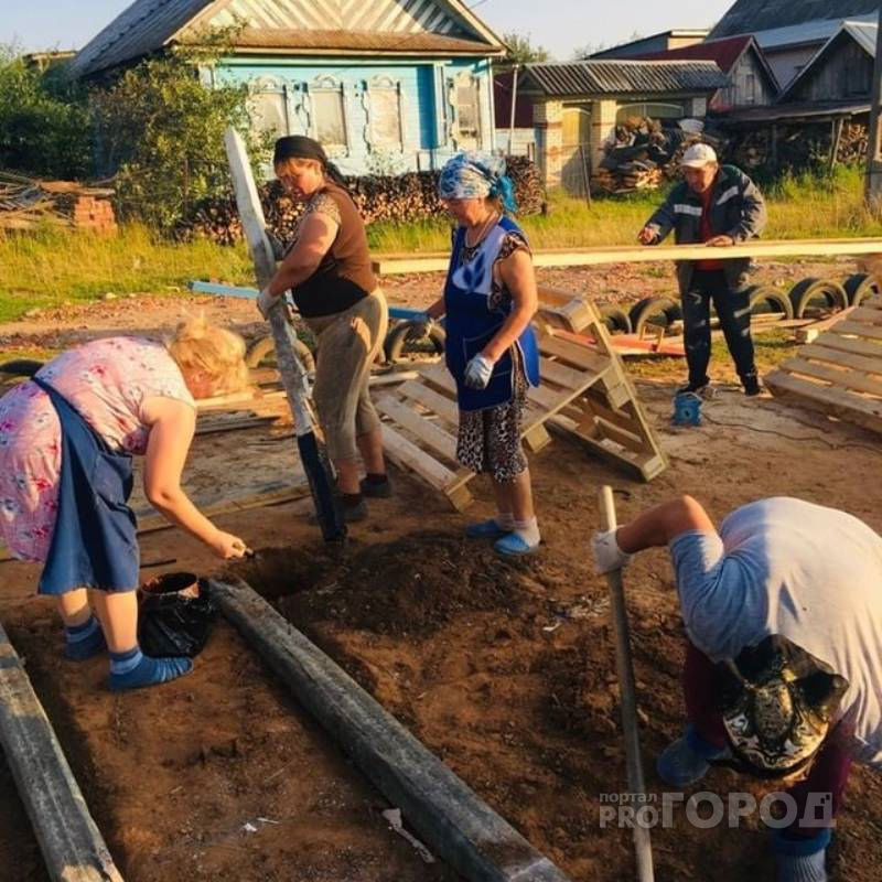 В Моргаушском районе местные жители на свои деньги построили детскую площадку: “Кто-то давал по 500 рублей, кто-то по 1000 рублей”