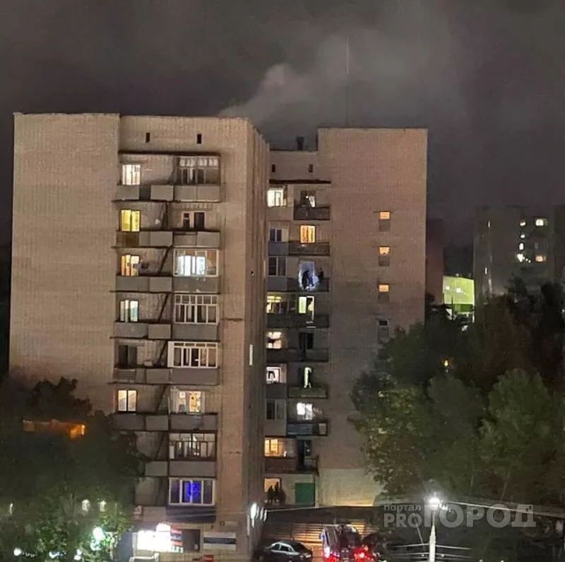Фото к статье: В многоэтажном доме рядом с Волжским вспыхнул пожар