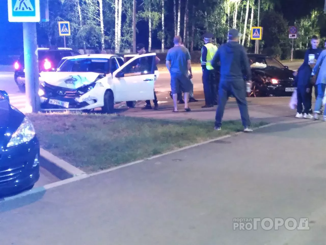 Фото к статье: В Новоюжном районе "Гранта" влетела в столб: в машине был ребенок