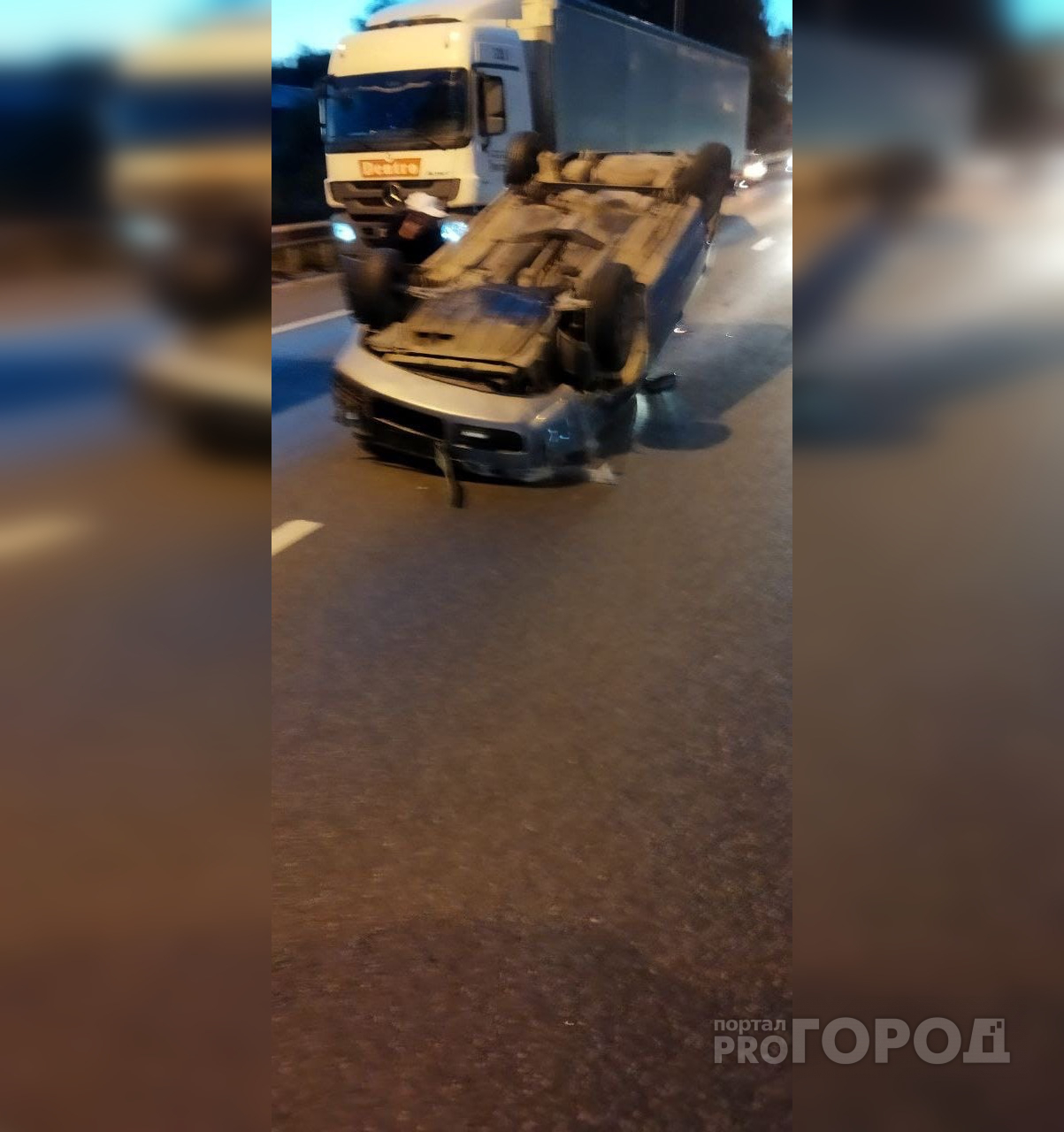 На М7 фура столкнулась с иномаркой: "Водителя легковушки увезли в больницу"