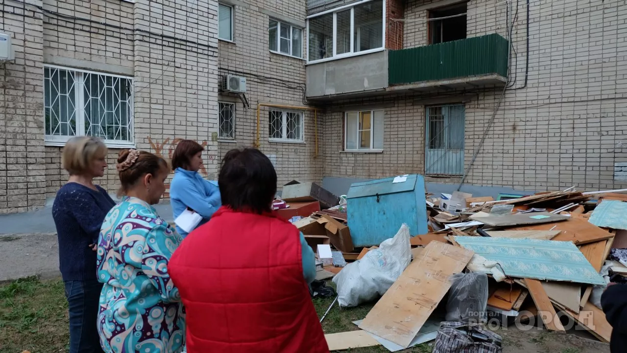 Фото к статье: В Чебоксарах имущество жильцов выбросили с 7-го этажа: "Нас отсюда выживают"