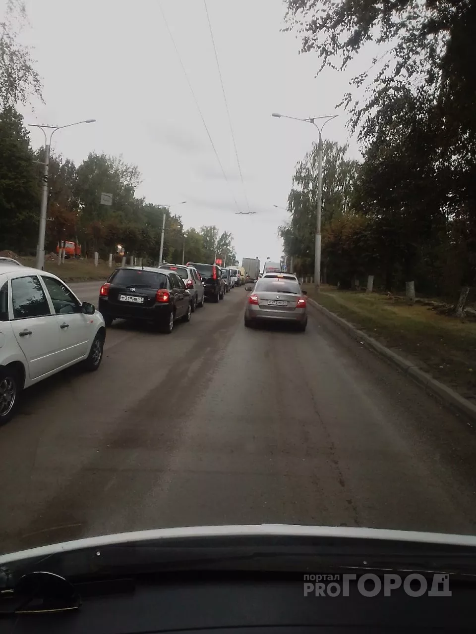 Фото к статье: В Чебоксарах из-за светофора образовалась огромная пробка от рынка до Богданки
