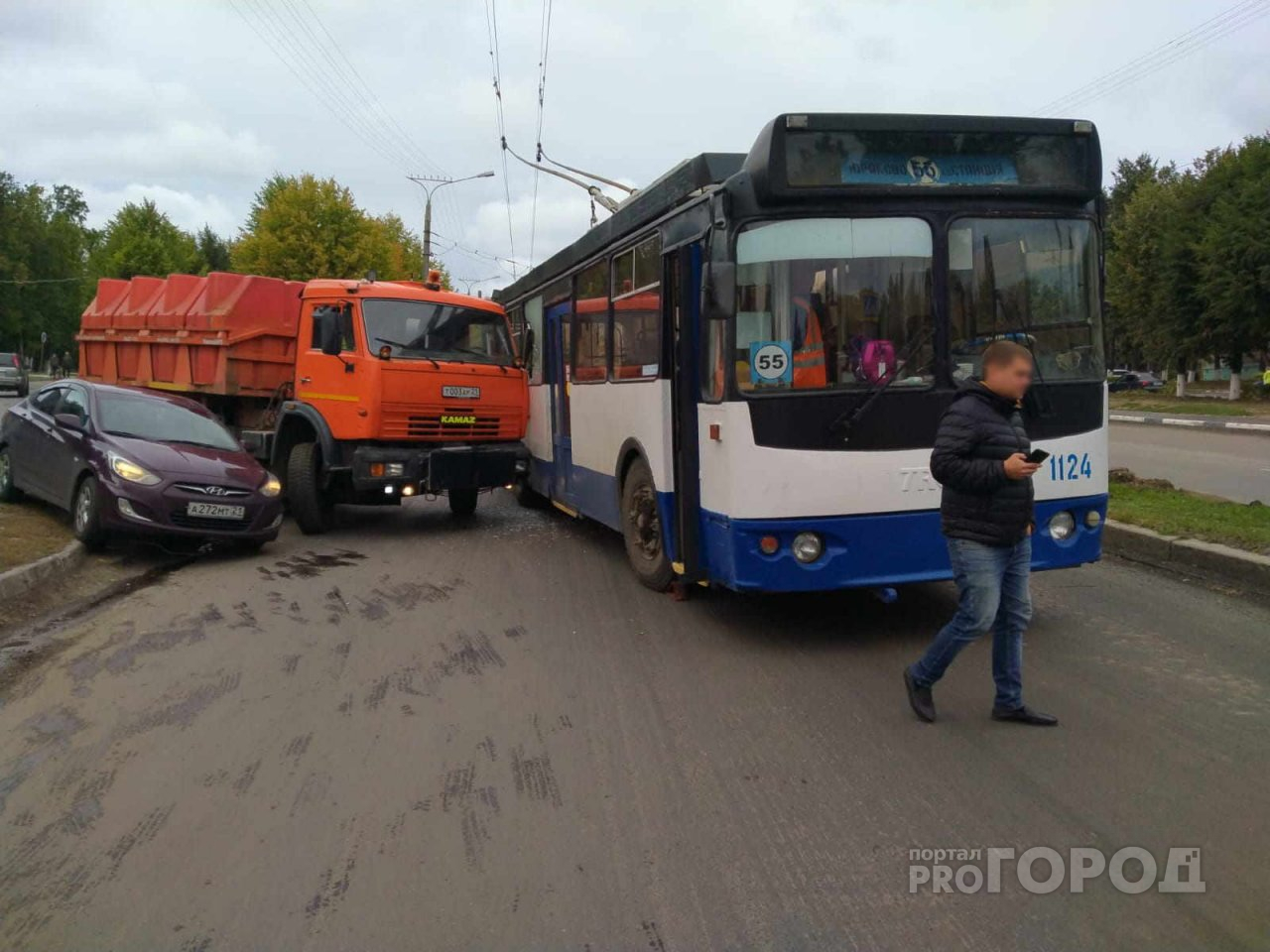 В Новочебоксарске КамАЗ протаранил троллейбус