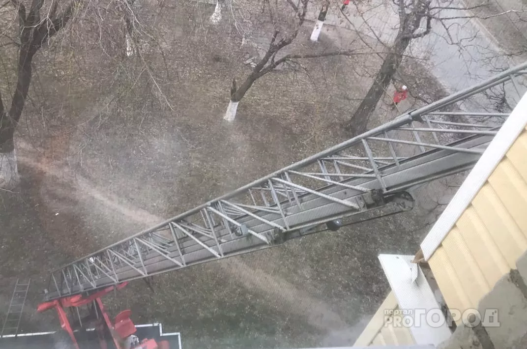 Фото к статье: Маленький ребенок заигрался и запер маму на балконе