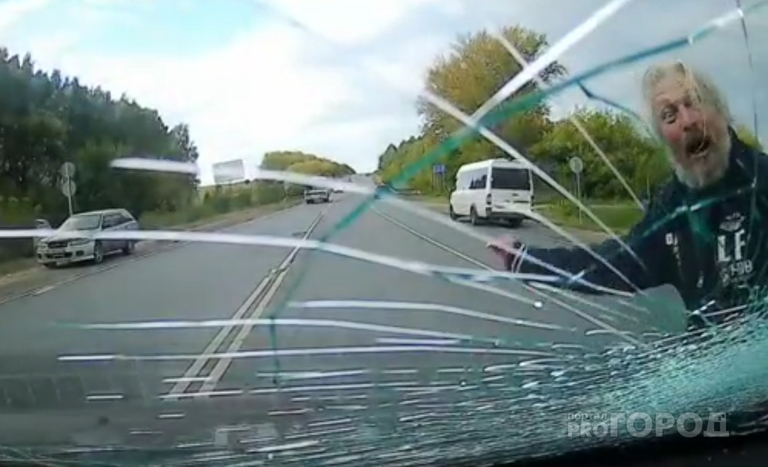 Абсолютно трезвый мужчина на оживленной дороге в Чебоксарском районе нападал на машины: кулаком разбил лобовое стекло