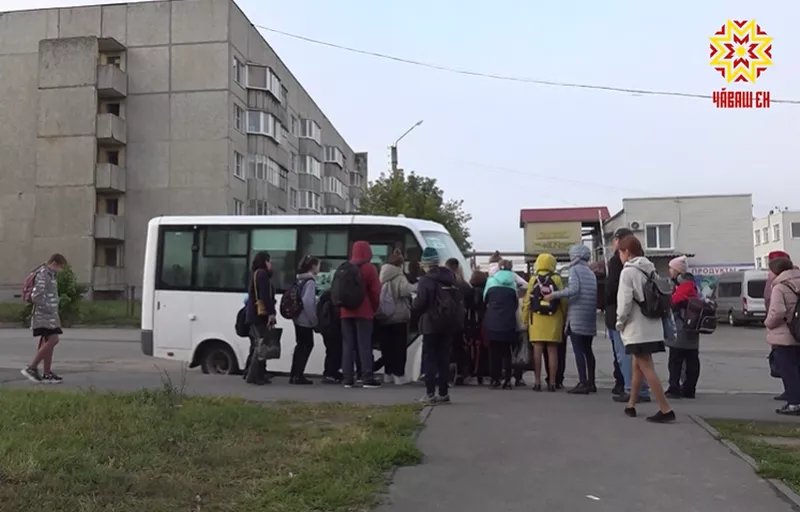 Фото к статье: Школьники Соляного битком заполняют автобус, чтобы успеть на уроки: "Если не успел – лучше пешком"