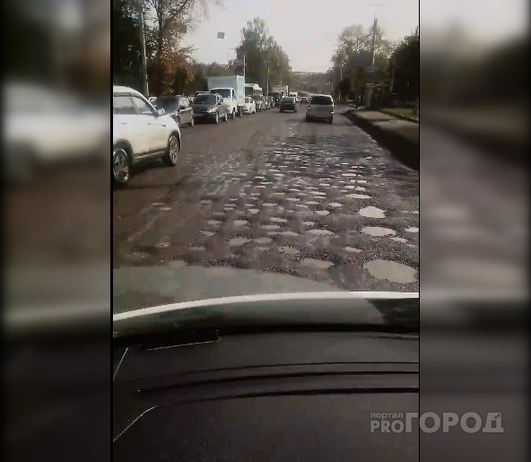 Одна из дорог Чебоксар сплошь покрыта мелкими "кратерами": "Едешь, как по Луне"