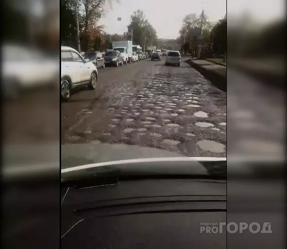 Фото к статье: Одна из дорог Чебоксар сплошь покрыта мелкими "кратерами": "Едешь, как по Луне"