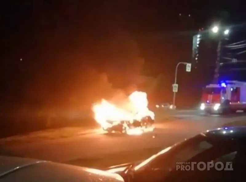 Фото к статье: В Чебоксарах посреди дороги вспыхнула “Приора”