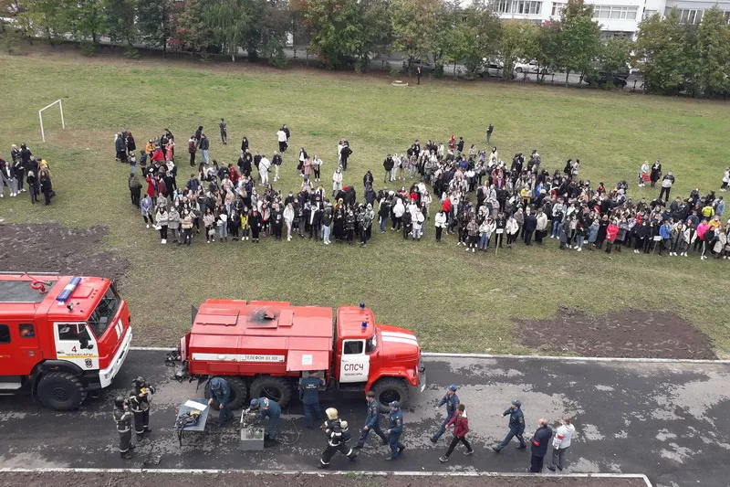 Фото к статье: В Чебоксарах из института эвакуировали больше 570 человек: огнеборцы "тушили" пожар