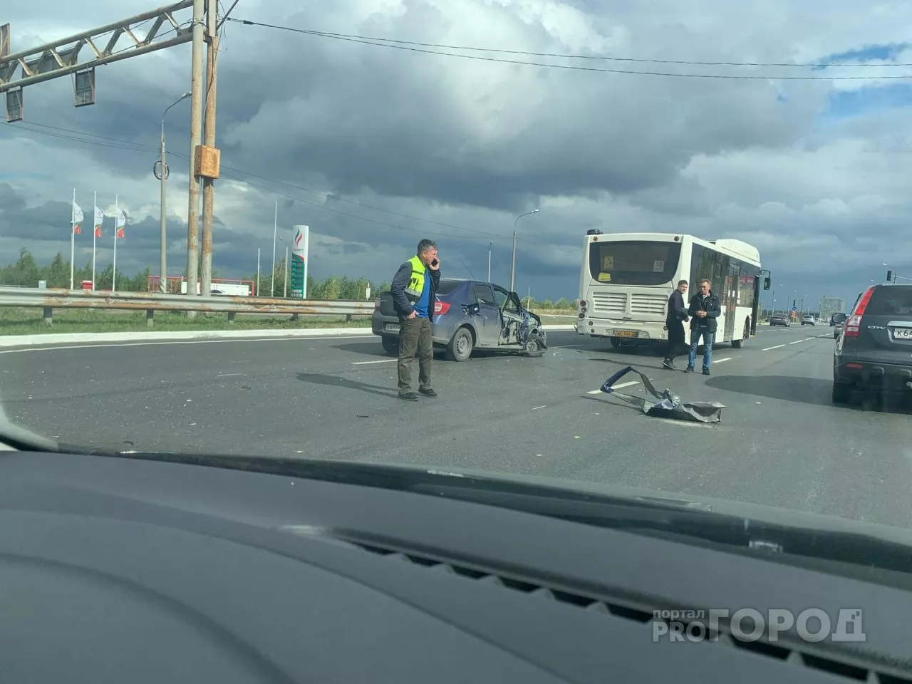Фото к статье: На трассе между Чебоксарами и Новочебоксарском легковушка влетела в пассажирский автобус