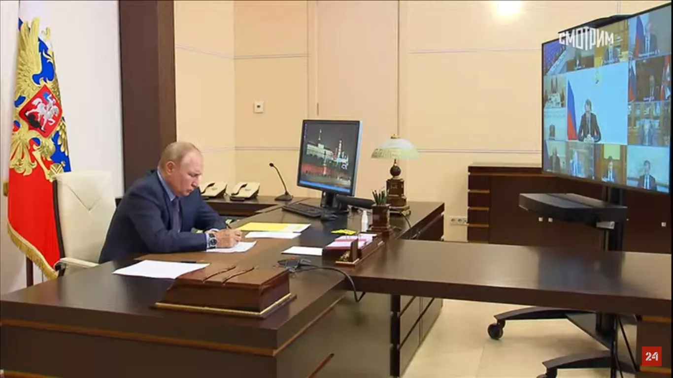 Фото к статье: Привитый от коронавируса Путин ушел на самоизоляцию