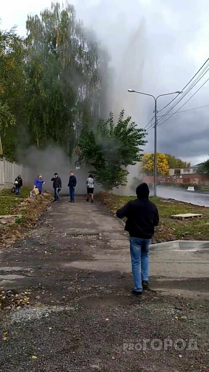 В Чебоксарах произошла авария: фонтан воды бьет из земли