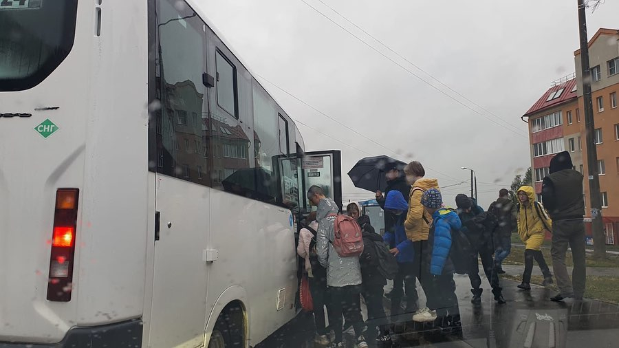 В Соляном дети не могут уехать в школу из-за переполненных автобусов: какое решение нашли власти