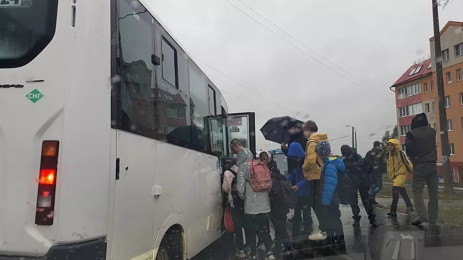 Фото к статье: В Соляном дети не могут уехать в школу из-за переполненных автобусов: какое решение нашли власти