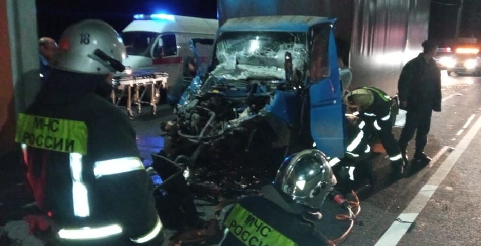 Водитель из Чувашии попал в серьезную аварию: выбраться из машины ему помогли спасатели