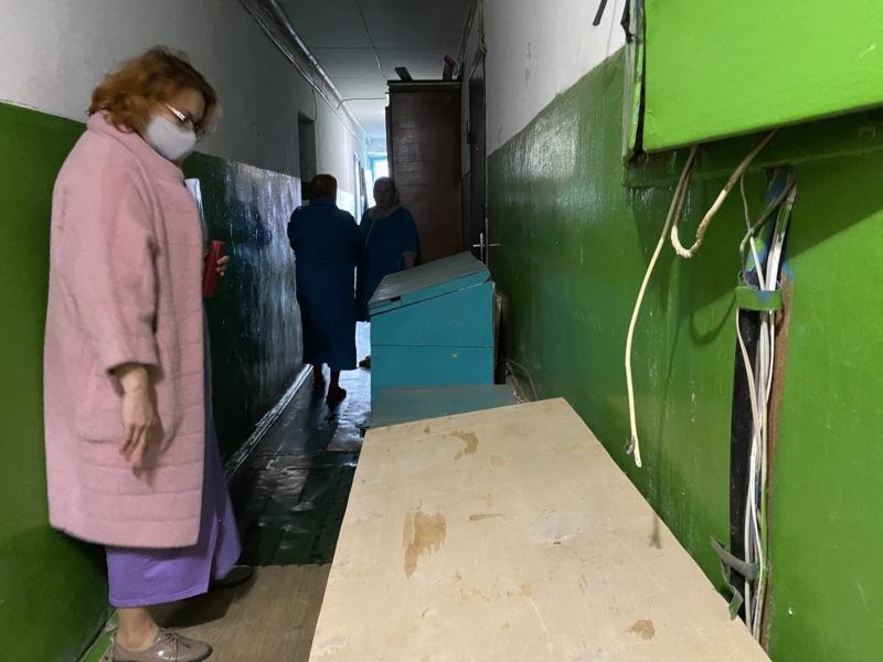 После череды пожаров в чебоксарских общежитиях проверяют коридоры на наличие посторонних вещей