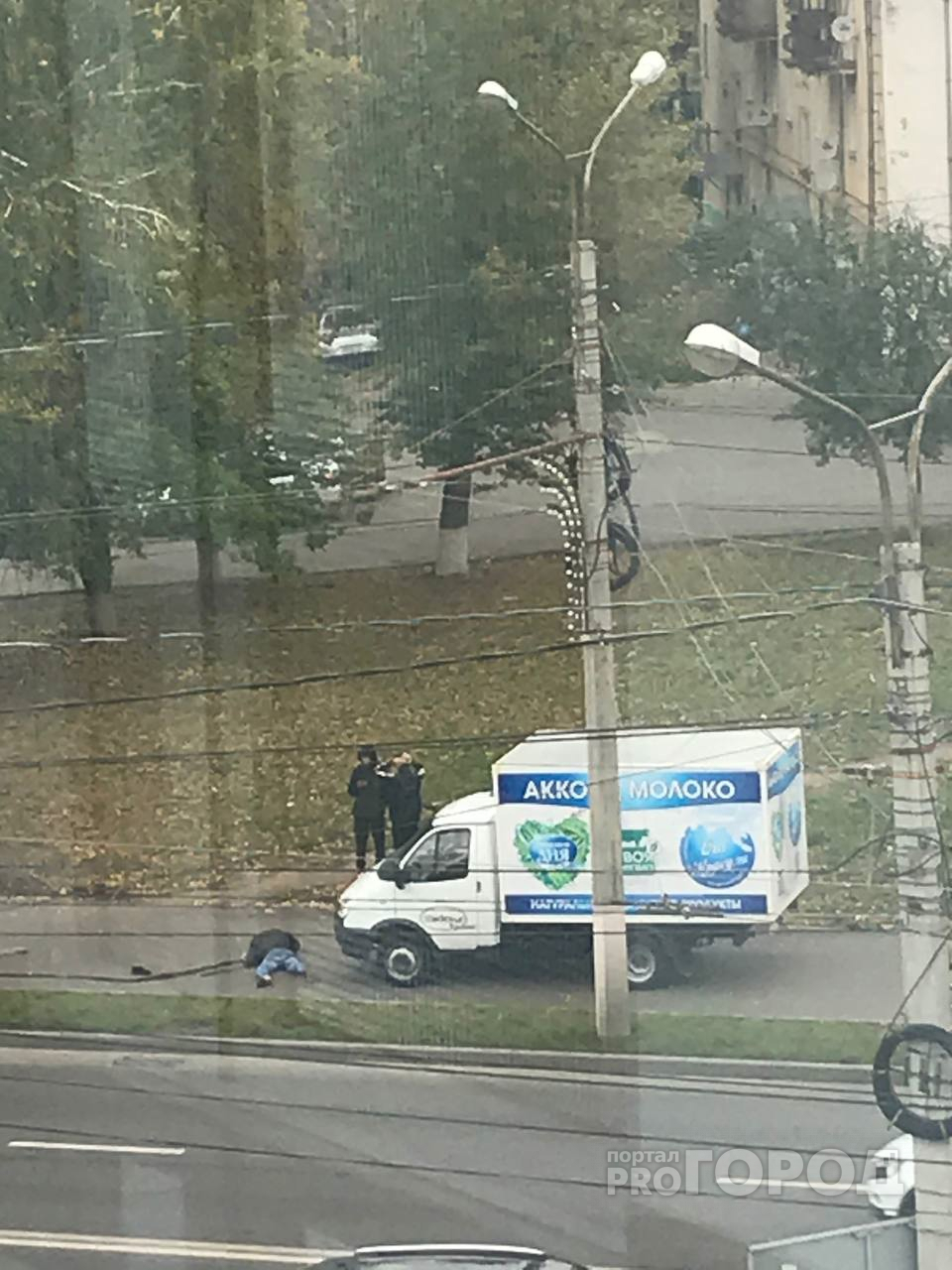 В Чебоксарах продуктовый грузовик задавил мужчину прямо на тротуаре