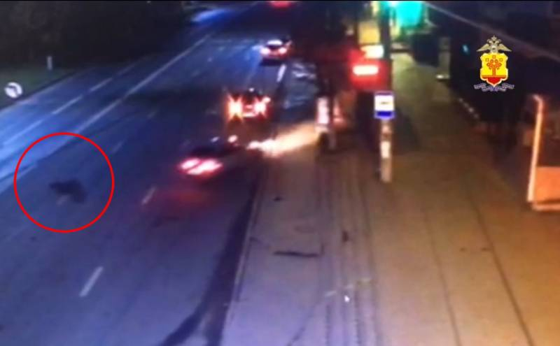 Новые подробности ночной аварии в Чебоксарах: машина сбила человека и врезалась в остановку