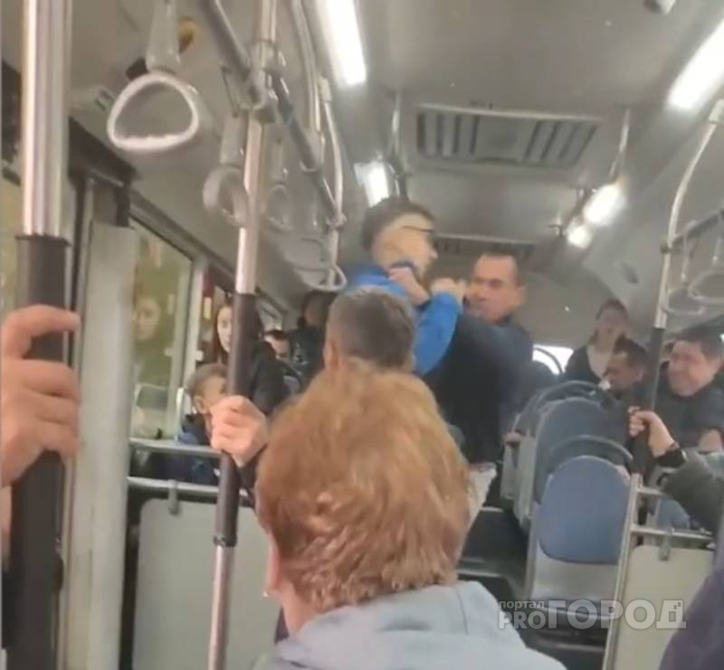 В Чебоксарах между пассажирами автобуса произошла потасовка: пьяному мужчине не понравился парень с крашеными волосами
